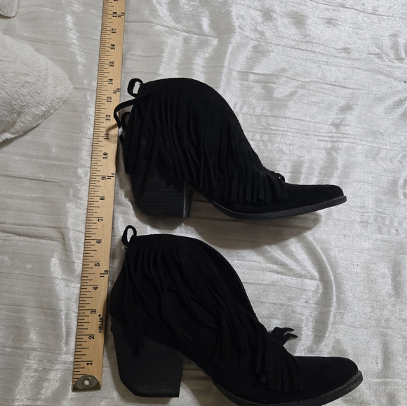 Coconuts by Matisse Black Faux Suede Fringe Booties Size 8 - Picture 7 of 8